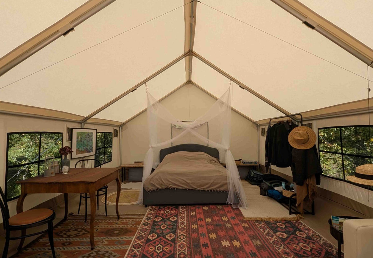 CanvasCamp Heavy Duty Safari Tent aménagée avec lit double, moustiquaire et tapis