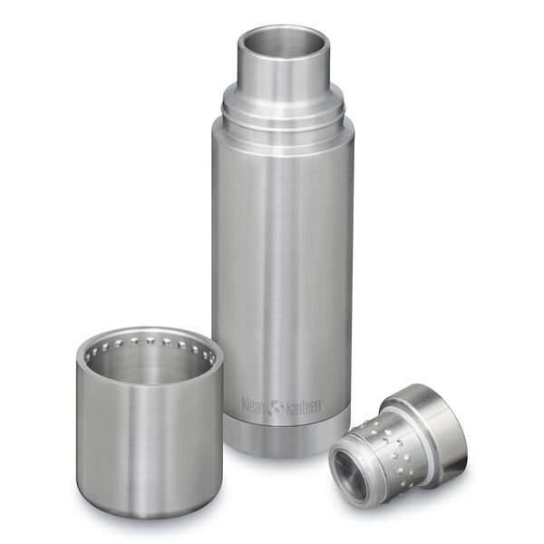 Klean Kanteen TKPro 500 ml en acier brossé avec gobelet et bouchon à vis posés à côté de la bouteille