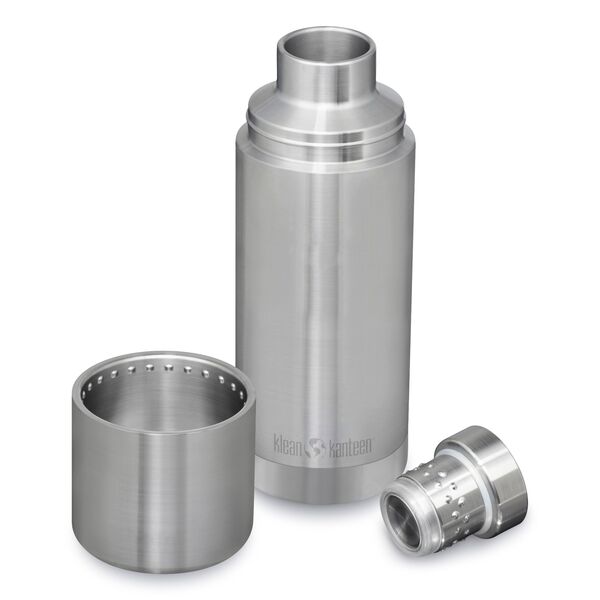 Klean Kanteen TKPro 750 ml en acier brossé, gobelet et bouchon posés à côté de la bouteille