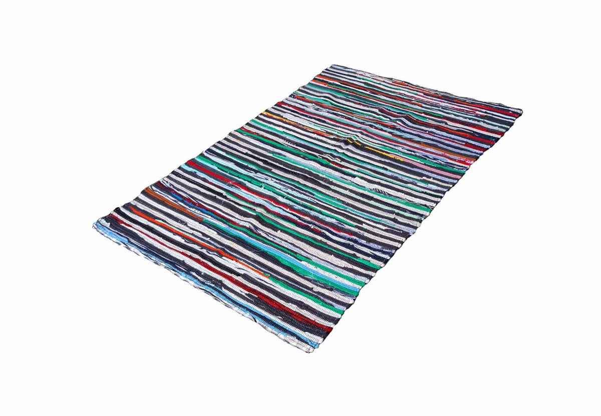 tapis de tente coloré à rayures rouges, vertes et bleues, vu de biais d'en haut