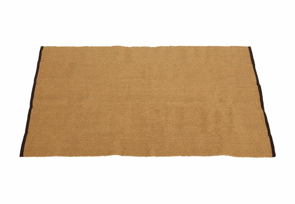 tapis coco rectangulaire avec bordure foncée, posé à plat sur un fond blanc