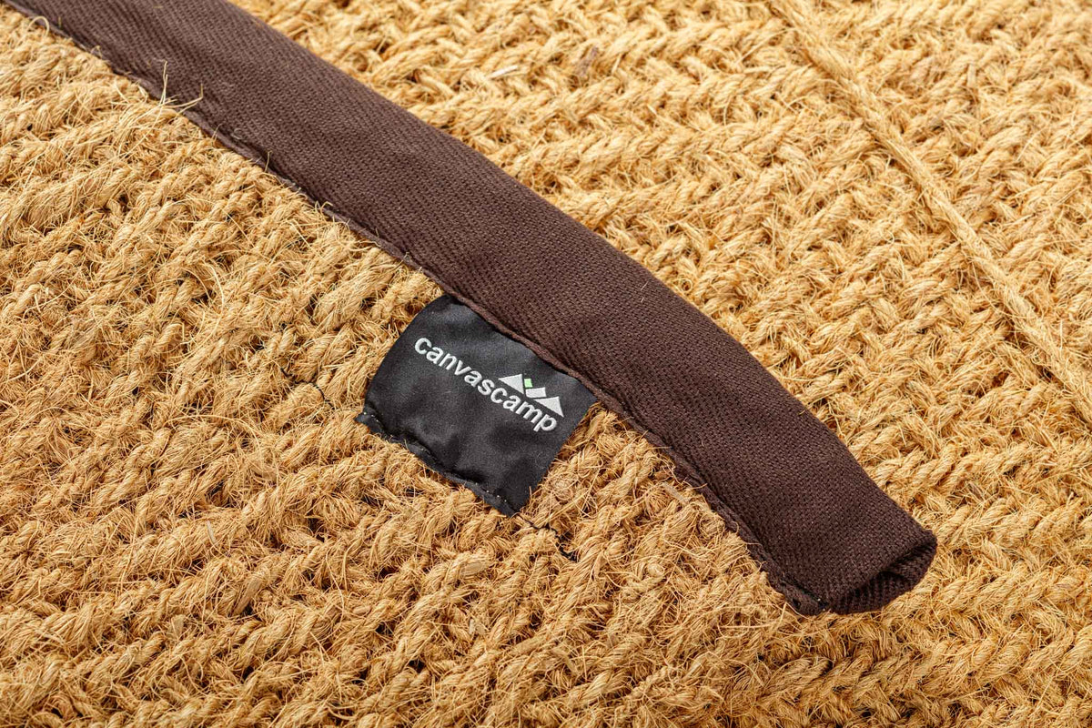 Tapis coco demi-rond CanvasCamp, gros plan de l'ourlet marron avec étiquette CanvasCamp