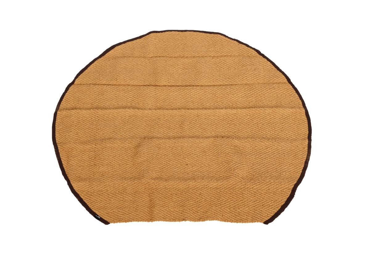 tapis de tente rond en coco avec bordure foncée, à plat sur un fond blanc