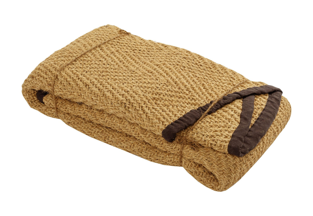 Tapis coco rond CanvasCamp plié avec une sangle marron autour