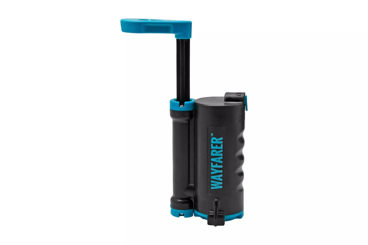 Lifesaver Wayfarer avec tige de pompe sortie et levier bleu, vue de face en biais
