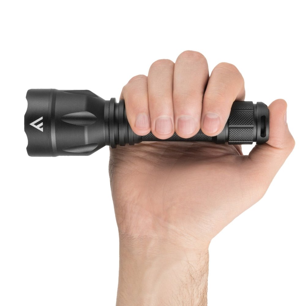 Mactronic Black Eye 1550 tenue en main, montrant la taille de la lampe de poche