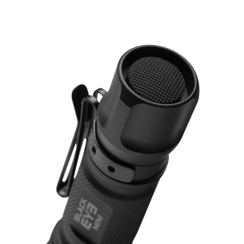Mactronic Black Eye Mini détail du bouton-poussoir à l'arrière et du clip de ceinture