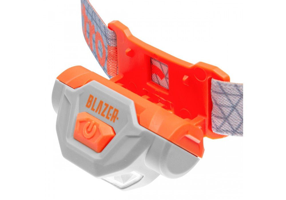 Mactronic Blazer lampe inclinée dans le support orange, avec le bouton marche-arrêt orange dessus