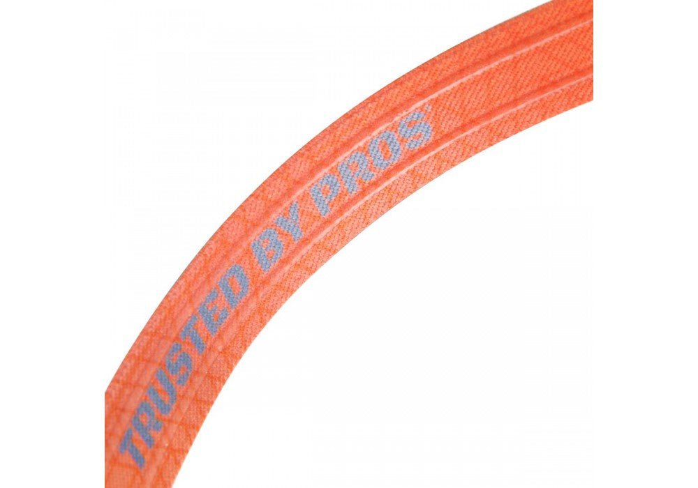 Gros plan du bandeau orange Mactronic Blazer avec l'inscription Trusted by pros