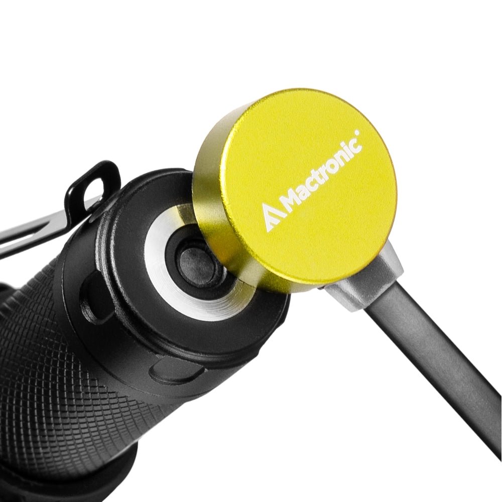 Mactronic Cyclope II avec le capuchon arrière contre un disque jaune à logo sur une tige