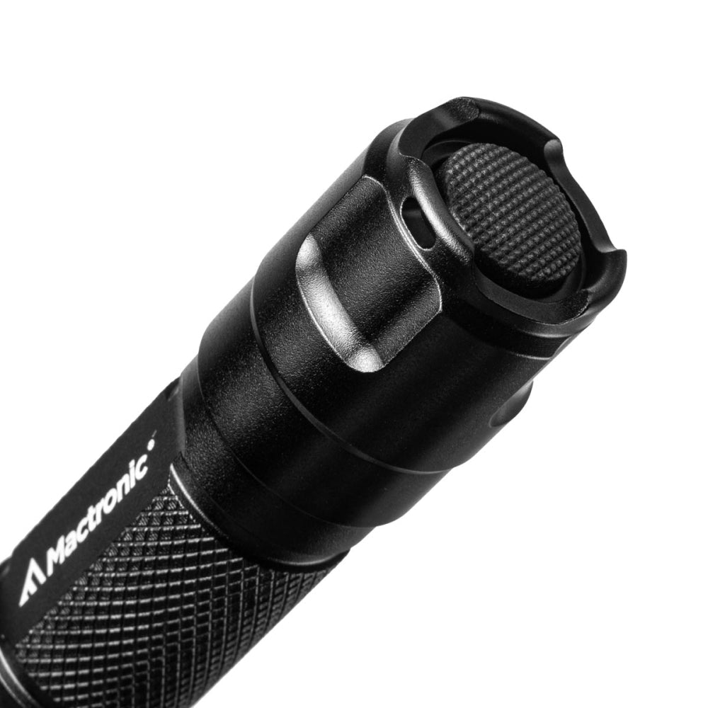 Mactronic Defender IR détail du bouton poussoir dans le capuchon arrière avec le logo Mactronic