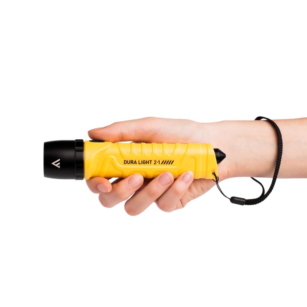 Mactronic Dura Light 2.1 lampe de poche jaune en main, avec la dragonne à l'arrière