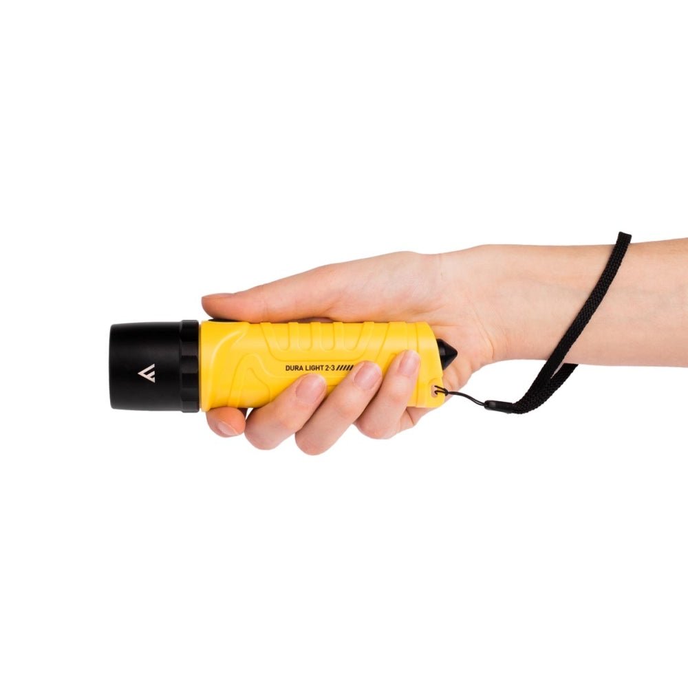 Mactronic Dura Light 2.3 lampe de poche jaune en main avec la dragonne noire