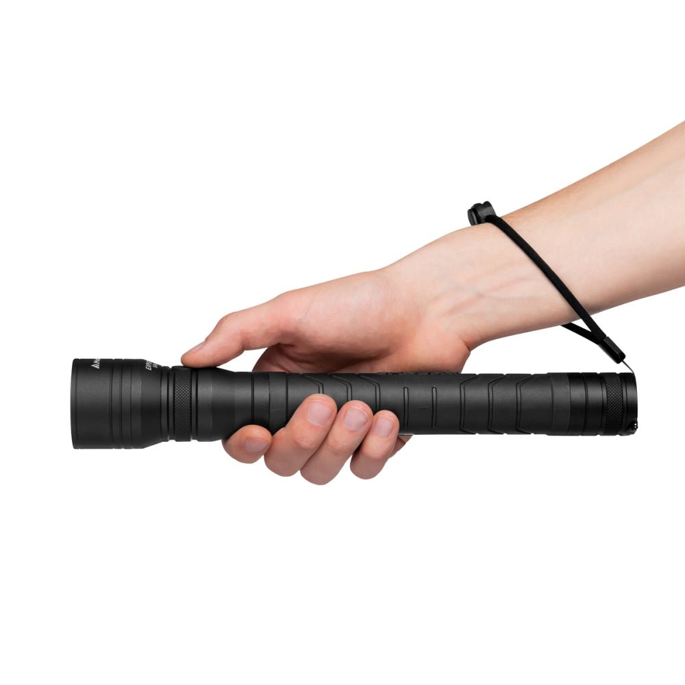 Mactronic Expert PL5 longue lampe de poche noire en main avec la dragonne au poignet