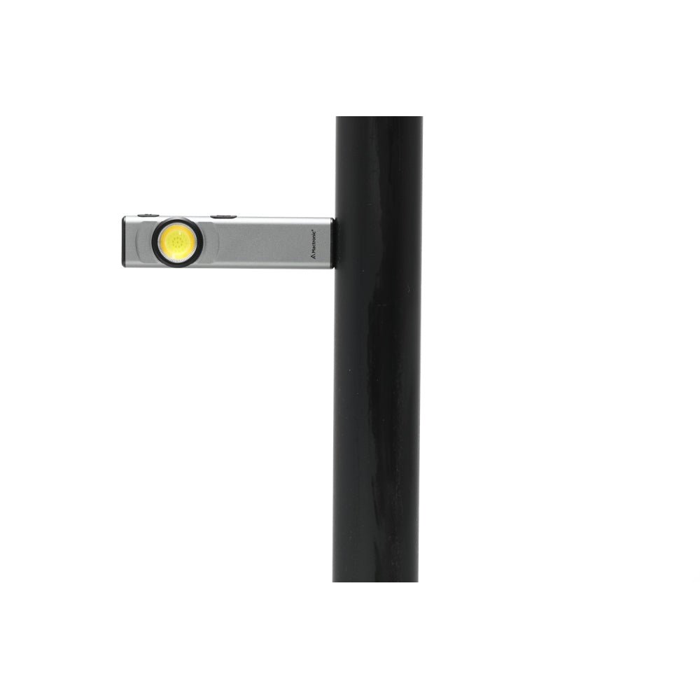 Mactronic Flagger Mini fixée à un poteau noir avec la lampe vers l'avant