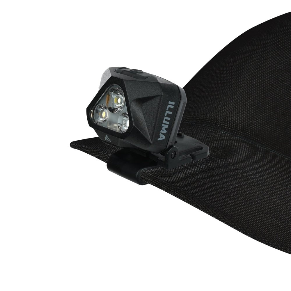Mactronic Illuma fixée avec le clip sur la visière d'une casquette noire