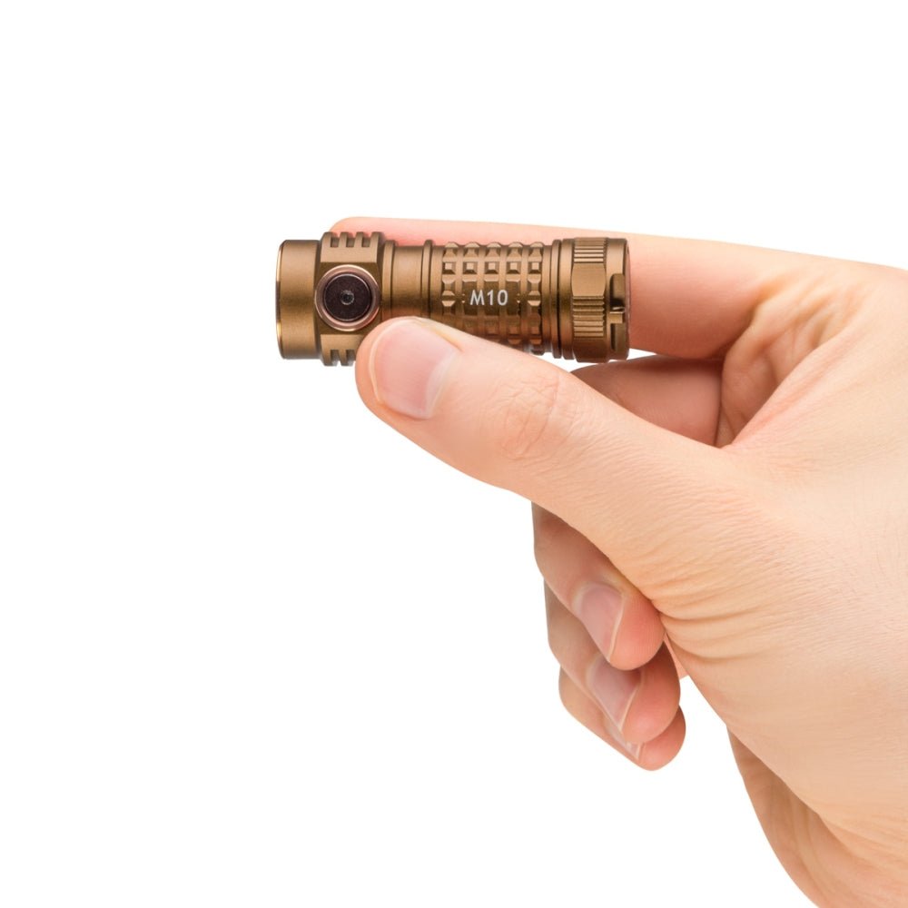 Mactronic Sirius M10 petite lampe torche tenue entre le pouce et les doigts