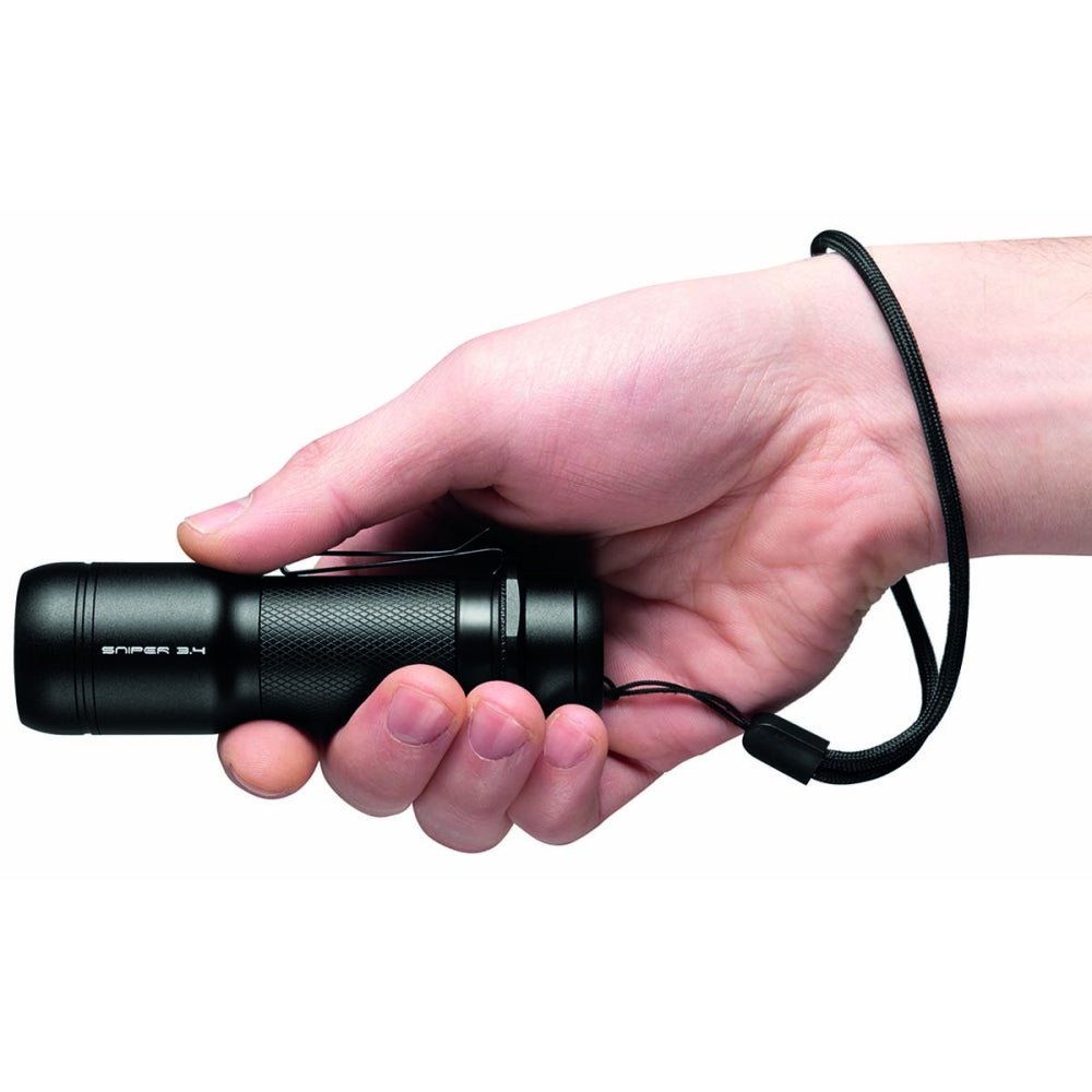 Mactronic Sniper 3.4 lampe torche en main avec la dragonne au poignet
