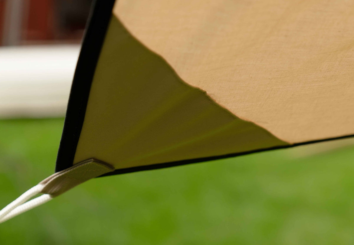 Auvent CanvasCamp Malu, coin avec bordure noire et boucle pour le hauban