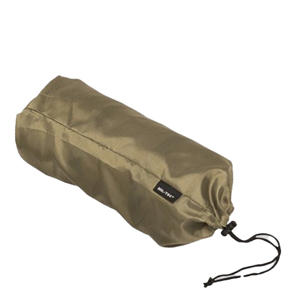Oreiller Mil-Tec roulé dans le sac de rangement vert olive à cordon de serrage