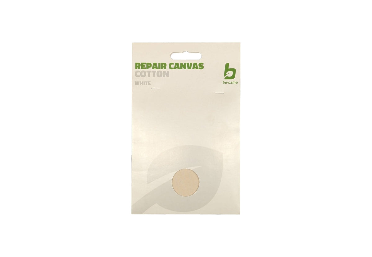 Toile de réparation thermocollante Bo-Camp dans son emballage avec une pièce ronde beige