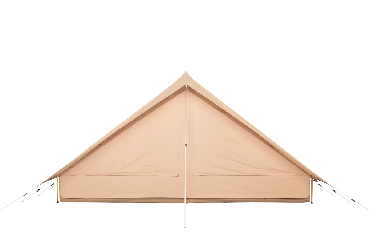 tente de patrouille Patrol en toile beige, vue de face avec porte fermée et haubans