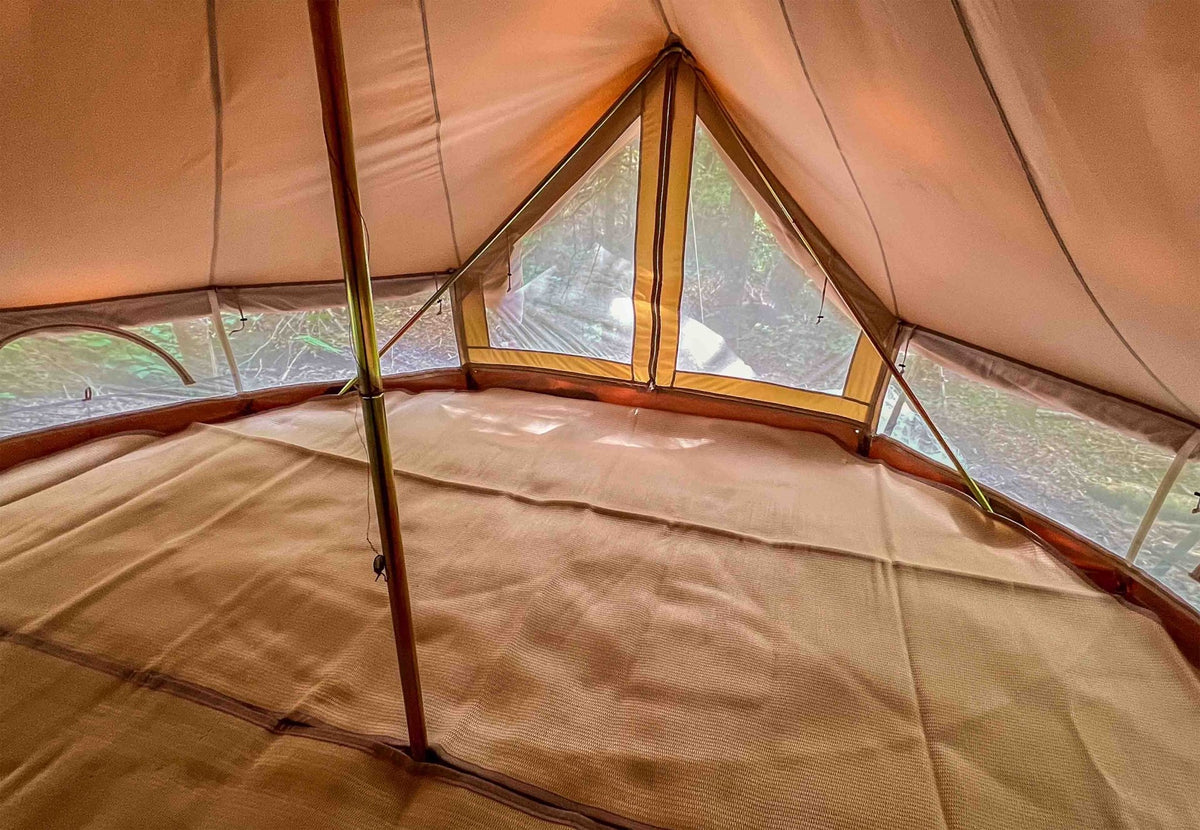 Tapis CanvasCamp Polymat pleine lune comme revêtement de sol dans une tente en toile avec fenêtres