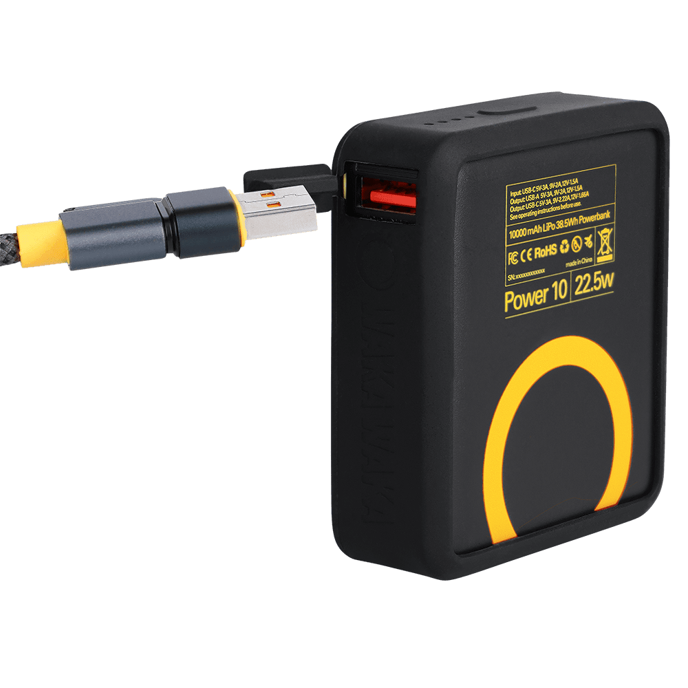 WakaWaka Power 10 avec un câble branché dans le port USB-A, dos avec cercle jaune