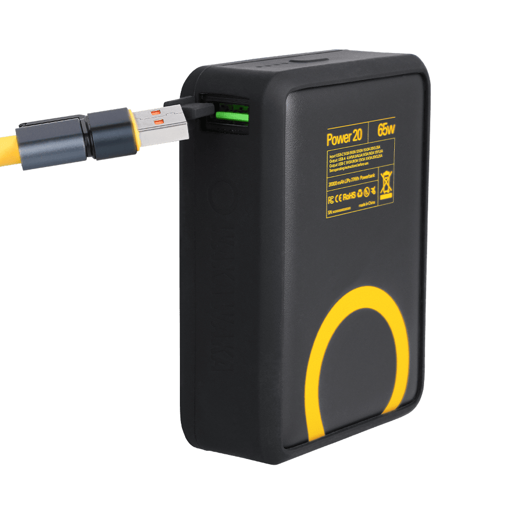 WakaWaka Power 20 avec un câble jaune dans le port USB-A, dos avec cercle jaune