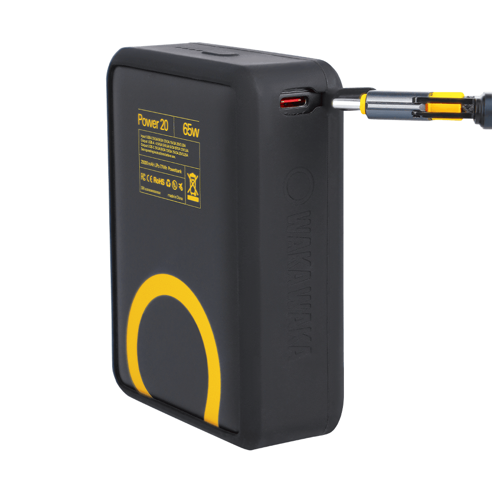 WakaWaka Power 20 vu de dos en biais avec un câble dans le port USB-C sur le côté