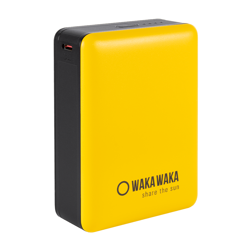WakaWaka Power 20 vu de face en biais, façade jaune avec logo et un port sur le côté