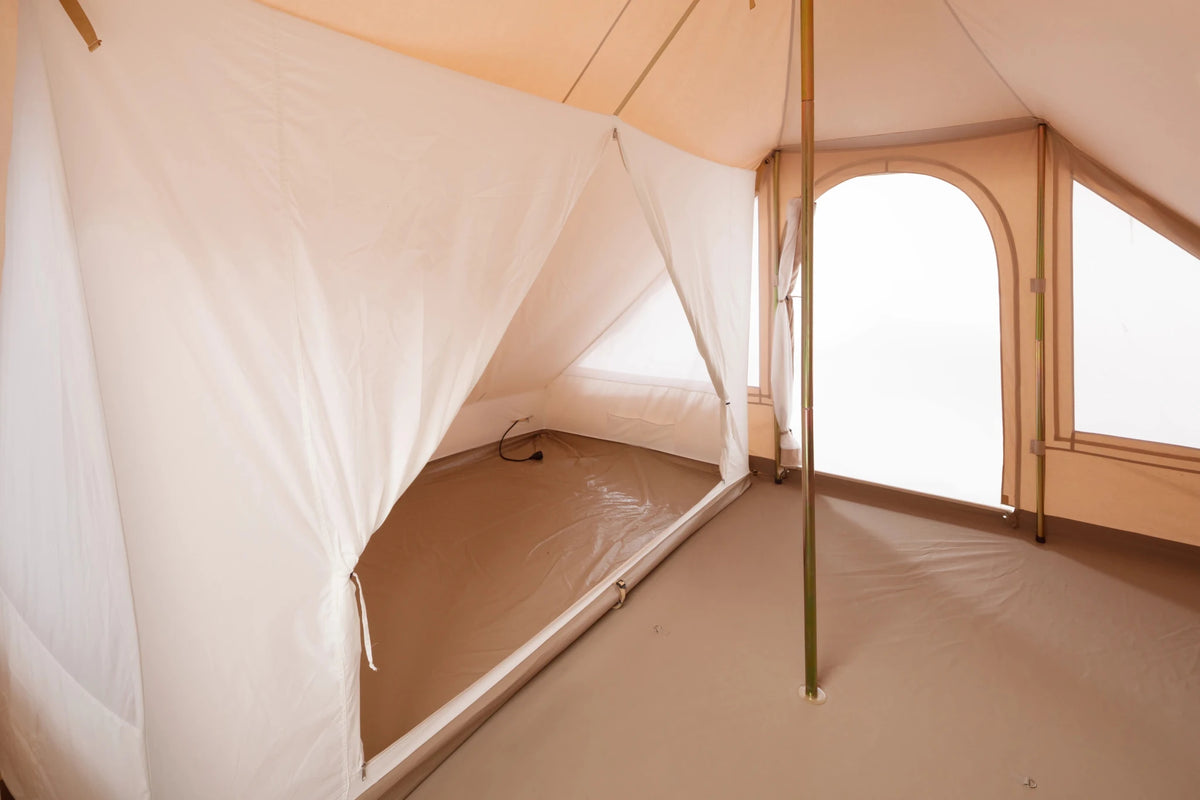 CanvasCamp Roman Traveller vue de l'intérieur avec une chambre intérieure blanche sur le côté