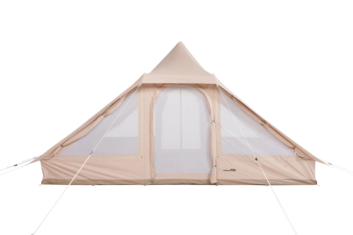 CanvasCamp Roman Traveller vue de face avec porte en moustiquaire fermée et fenêtres en moustiquaire