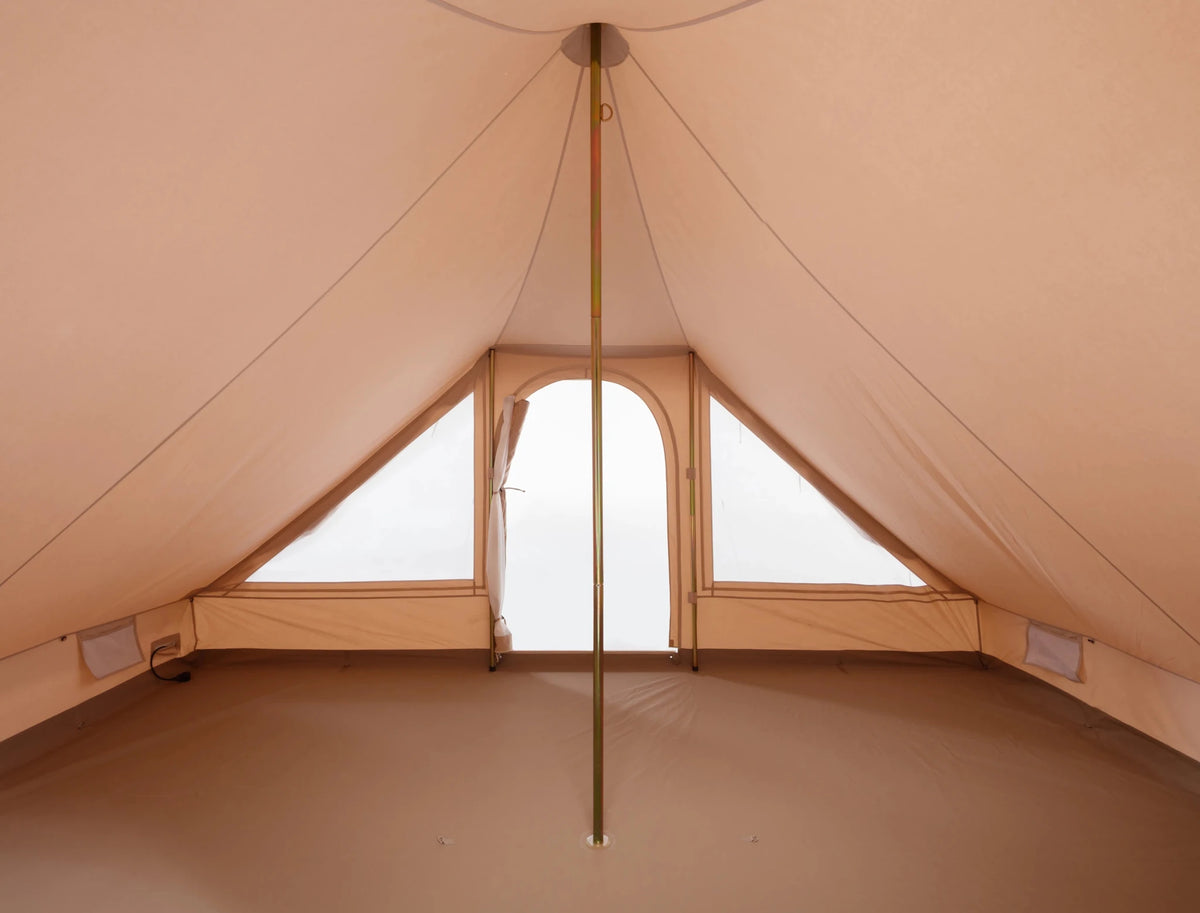 CanvasCamp Roman Traveller vue de l'intérieur avec mât central et fenêtres dans la paroi arrière