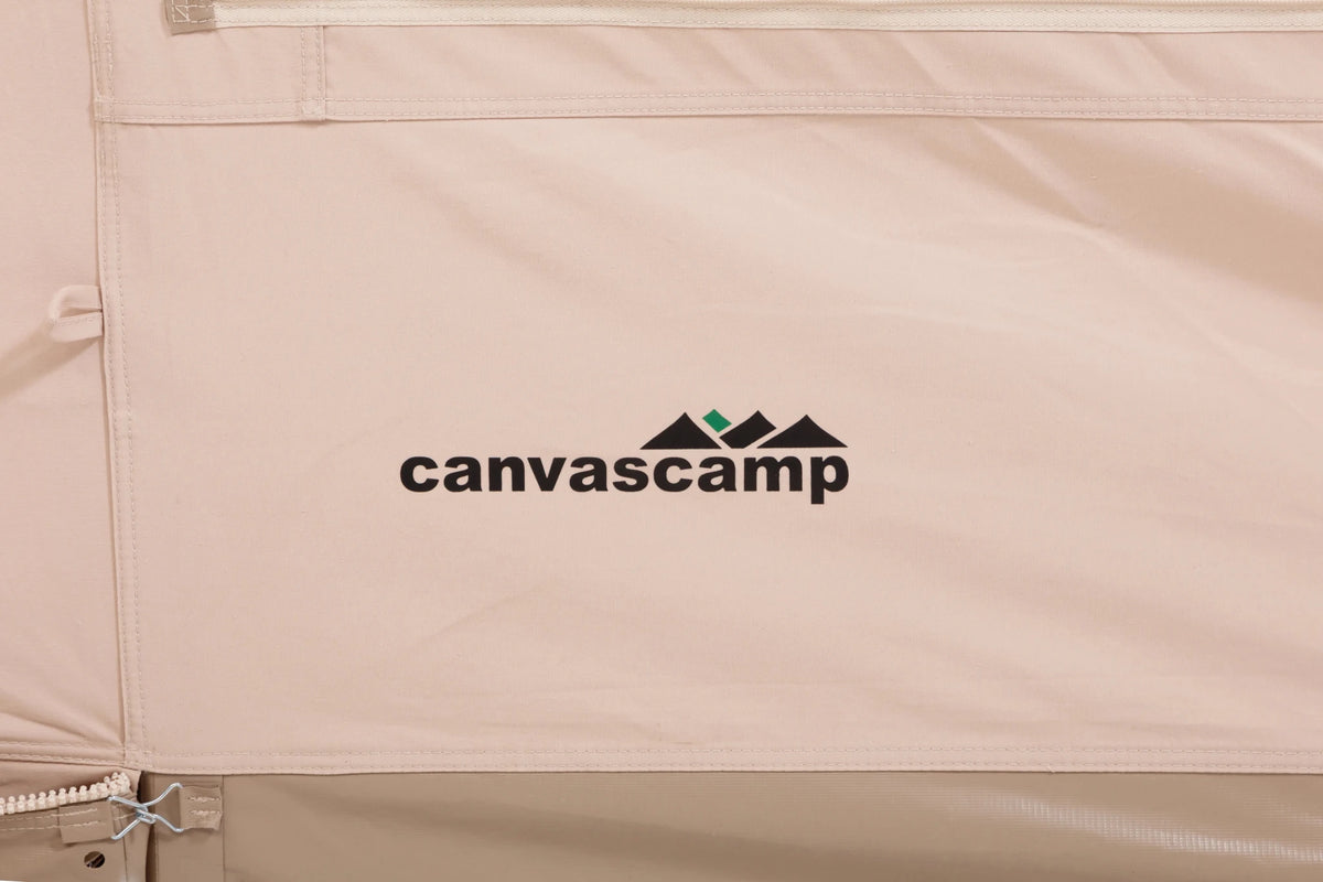 CanvasCamp Roman Traveller, logo de la marque sur la paroi beige