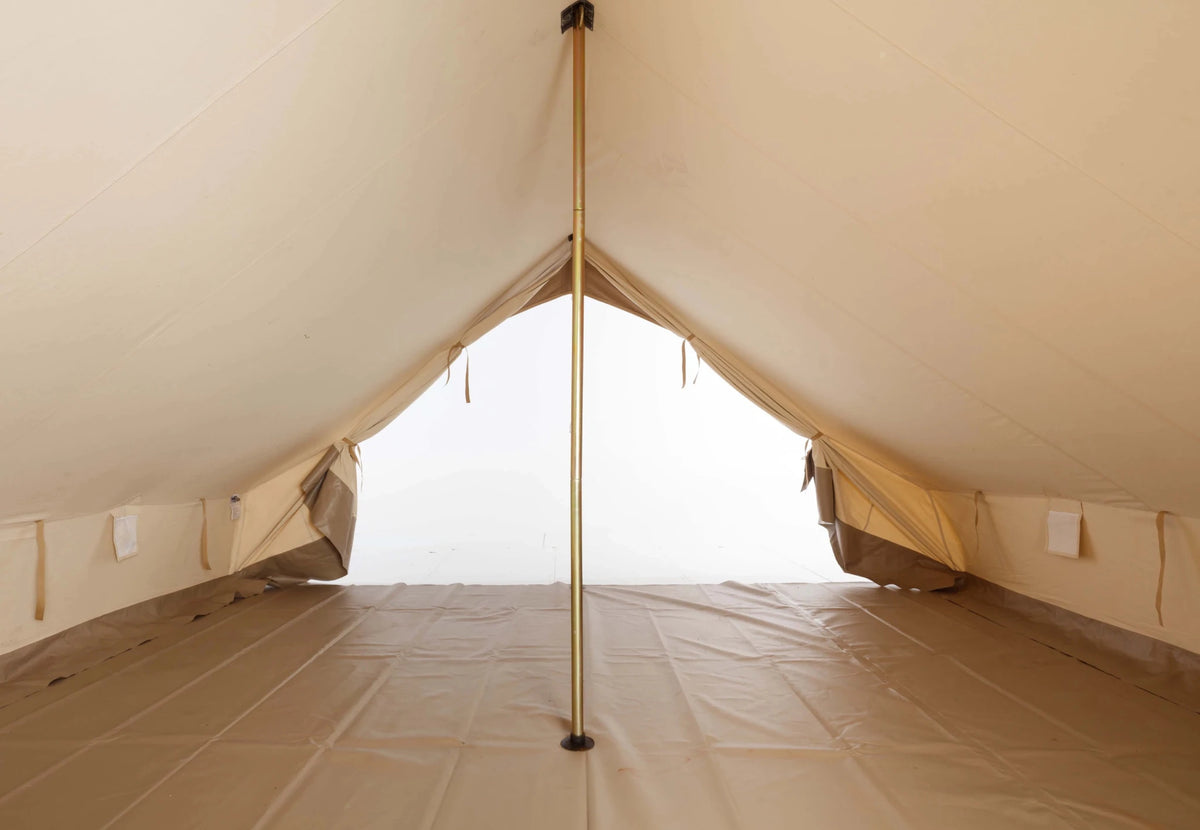CanvasCamp Apex 4 x 6 de l'intérieur, mât central et tapis de sol avec vue par la porte ouverte