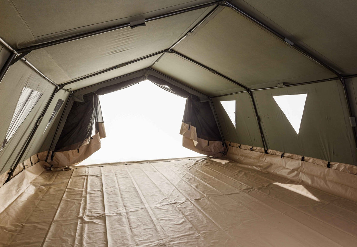 CanvasCamp Mess Apex 5 x 6 intérieur avec tapis de sol, armature, fenêtres et une porte ouverte