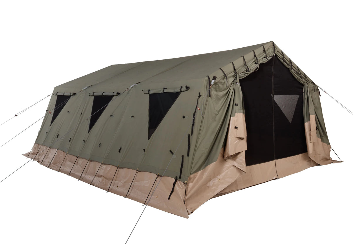 CanvasCamp Mess Apex 5 x 6 de trois quarts avant avec fenêtres triangulaires dans la paroi latérale