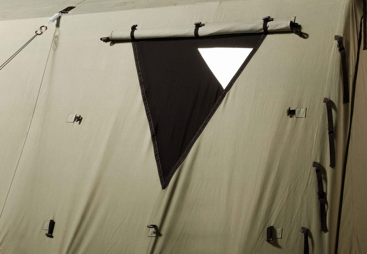 CanvasCamp Mess Apex 5 x 6 détail d'une fenêtre triangulaire avec rabat noir dans la paroi latérale