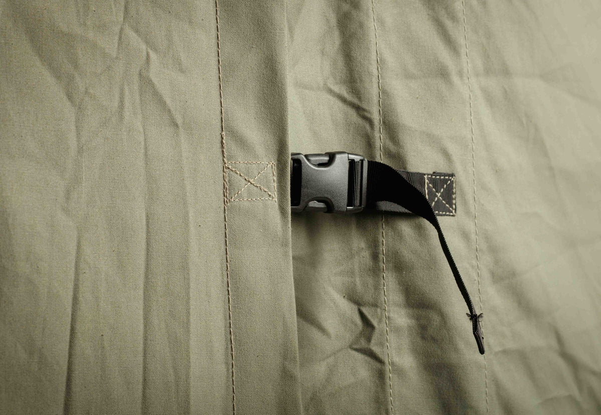 CanvasCamp Mess Apex 5 x 6 détail d'une boucle noire avec sangle sur la toile verte