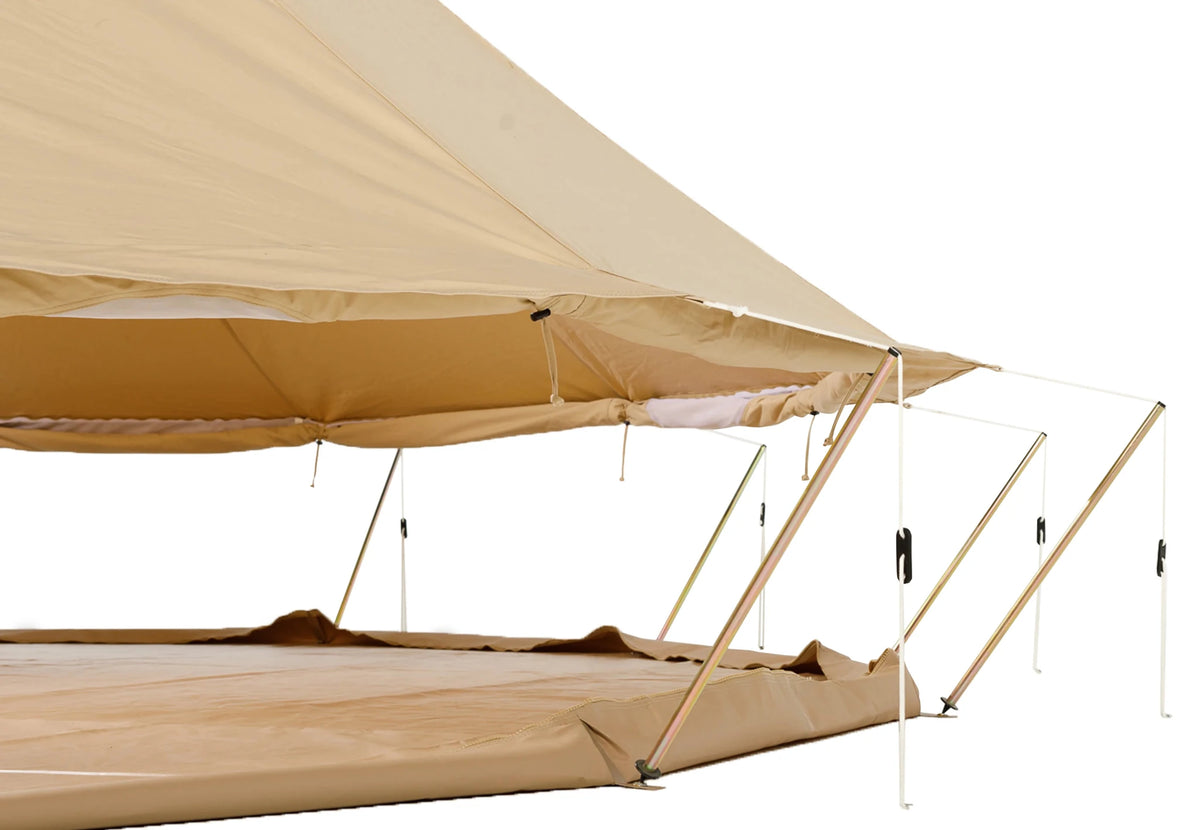 Short Guy Poles sur une tente cloche Sibley beige, mâts inclinés sous le bord du toit