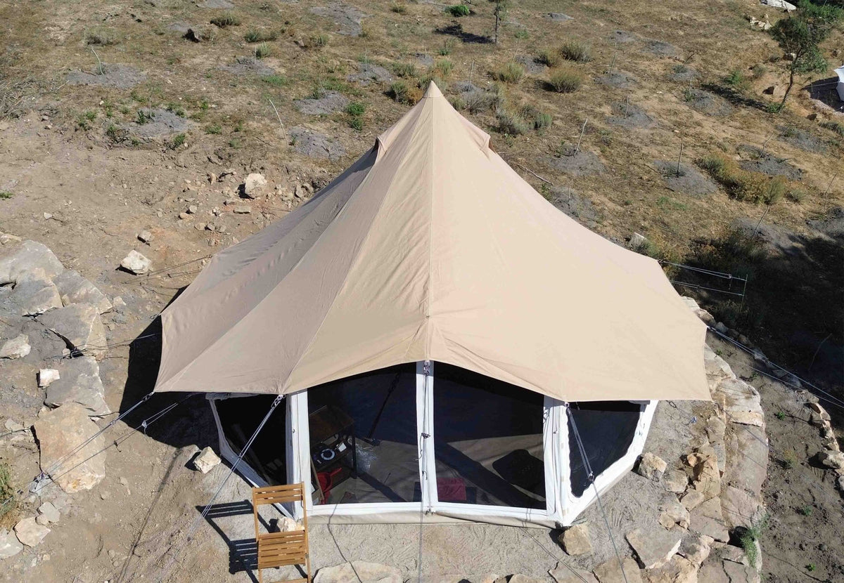 CanvasCamp Sibley Fly All Season vue d'en haut sur une tente cloche entre les rochers