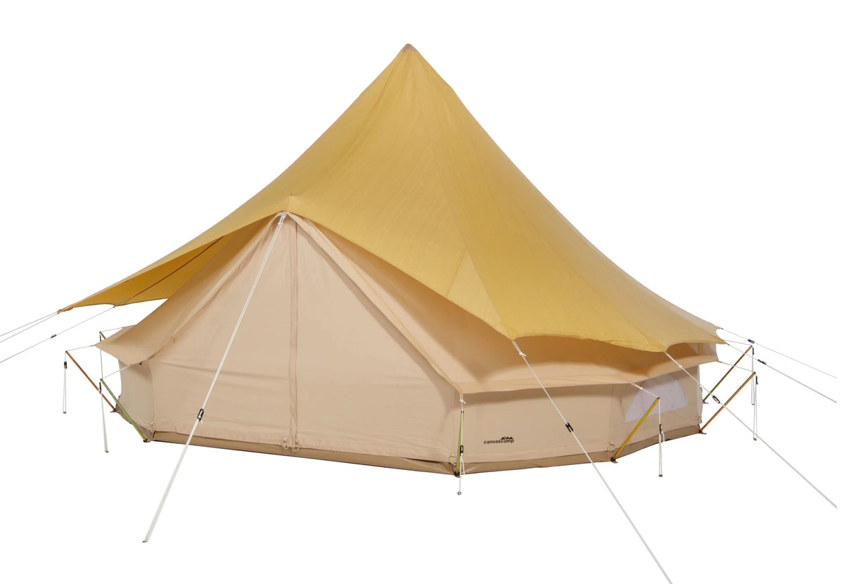 CanvasCamp Sibley Fly UV ocre sur une tente cloche, vue de biais depuis l'avant avec haubans