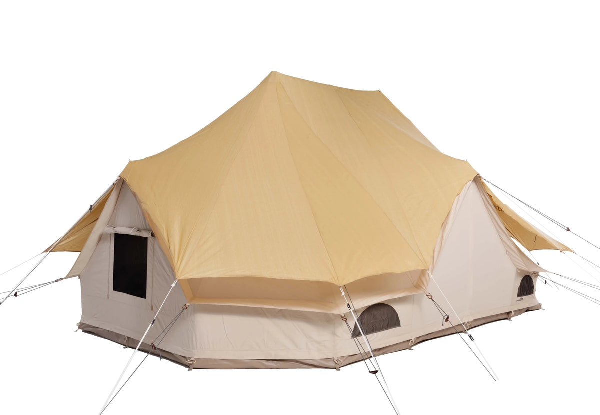 CanvasCamp Sibley Fly UV ocre sur une tente cloche double, vue latérale de biais avec fenêtre