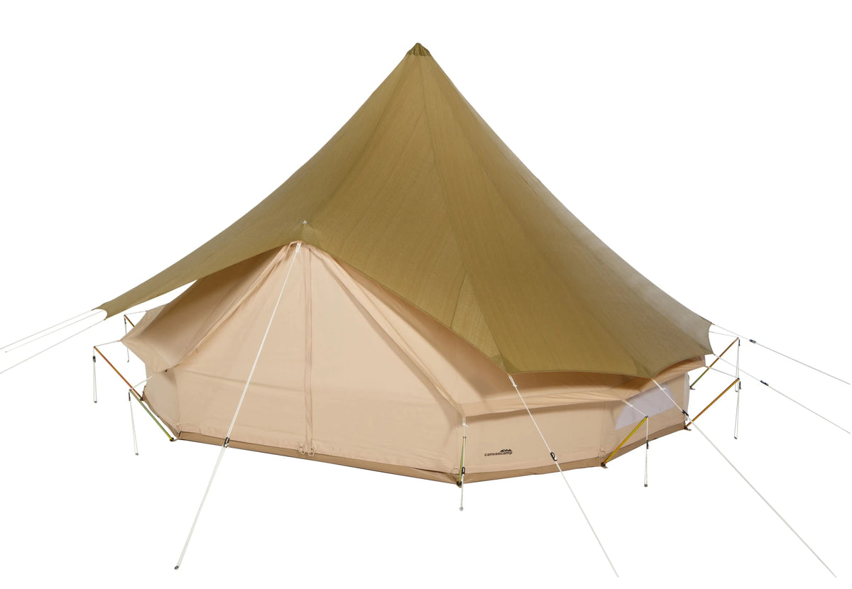 CanvasCamp Sibley Fly UV kaki sur une tente cloche, vue de biais depuis l'avant