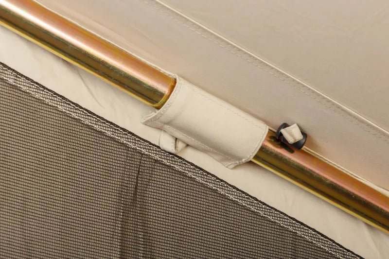 CanvasCamp Sibley Apex 520 Panorama détail de la barre d'armature dans une boucle en tissu au-dessus de la moustiquaire