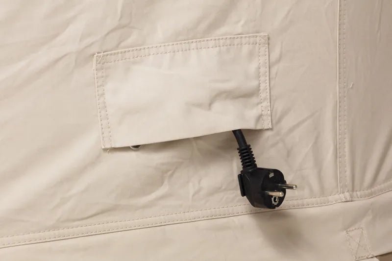 CanvasCamp Sibley Apex 520 Panorama, détail du passe-câble avec une prise sous un rabat