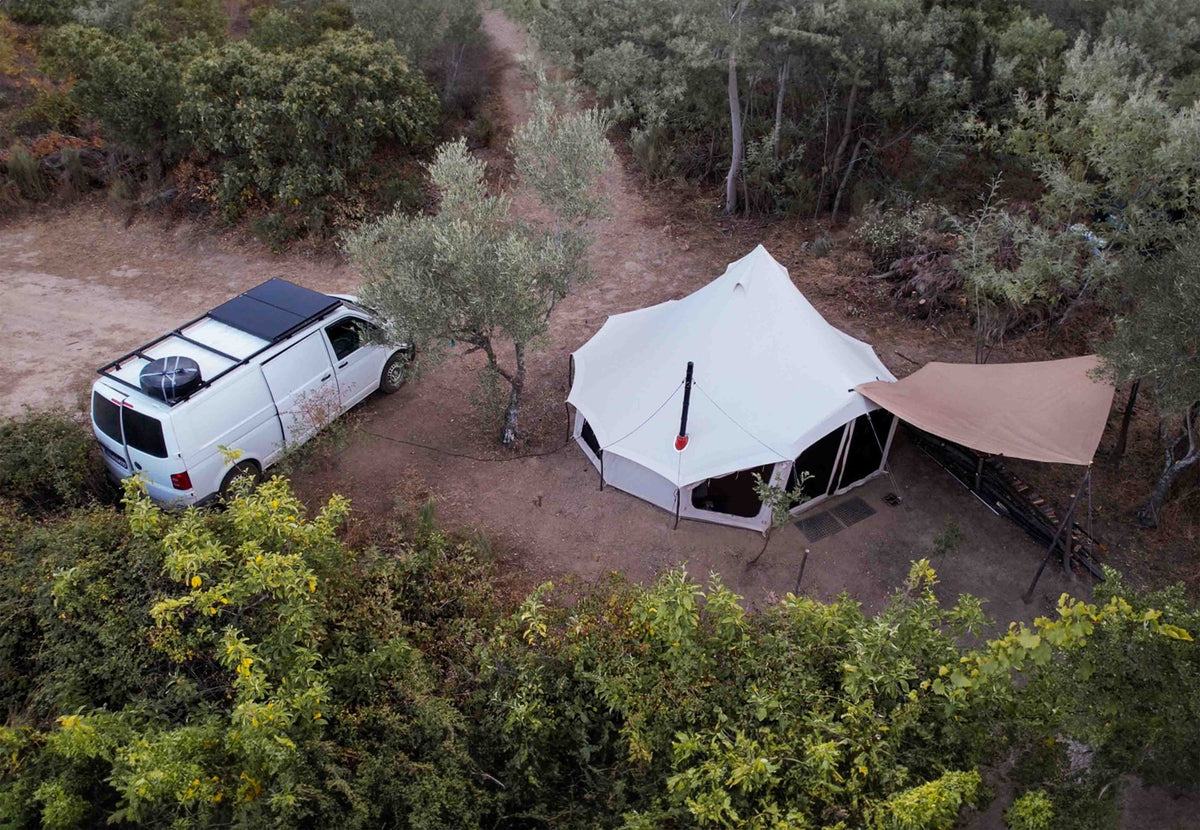 CanvasCamp Sibley Apex 520 Panorama vue d'en haut avec auvent, à côté d'un van aménagé entre les arbres