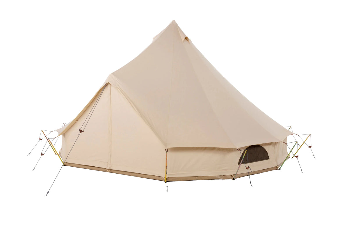CanvasCamp Sibley Apex 450 de trois quarts arrière avec une fenêtre dans la paroi latérale et haubans