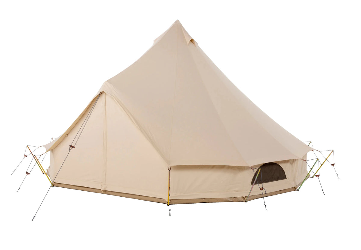 CanvasCamp Sibley Apex 500 de trois quarts avant avec une fenêtre à droite dans la paroi latérale